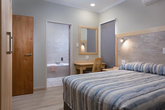 Gariep, A Forever Resort: 4-Sleeper Chalet. 2 bedrooms (1 double bed & 2 single beds)