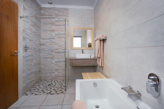 Gariep, A Forever Resort: 4-Sleeper Chalet. 2 bedrooms (1 double bed & 2 single beds)