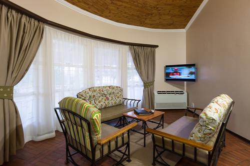 Gariep, A Forever Resort: 5-Sleeper Chalet. 2 bedrooms (1 double bed & 3 single beds)