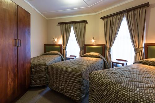 Gariep, A Forever Resort: 5-Sleeper Chalet. 2 bedrooms (1 double bed & 3 single beds)