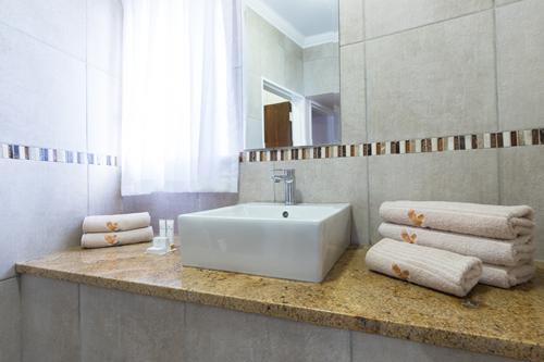 Gariep, A Forever Resort: 5-Sleeper Chalet. 2 bedrooms (1 double bed & 3 single beds)