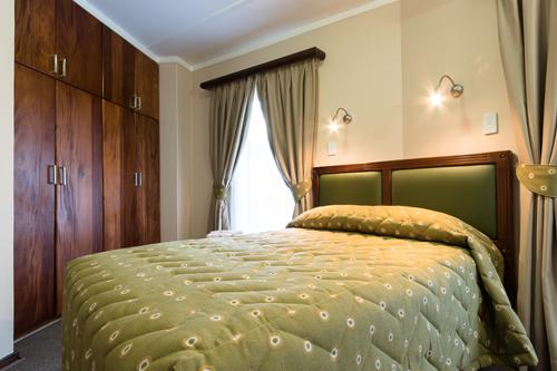 Gariep, A Forever Resort: 5-Sleeper Chalet. 2 bedrooms (1 double bed & 3 single beds)